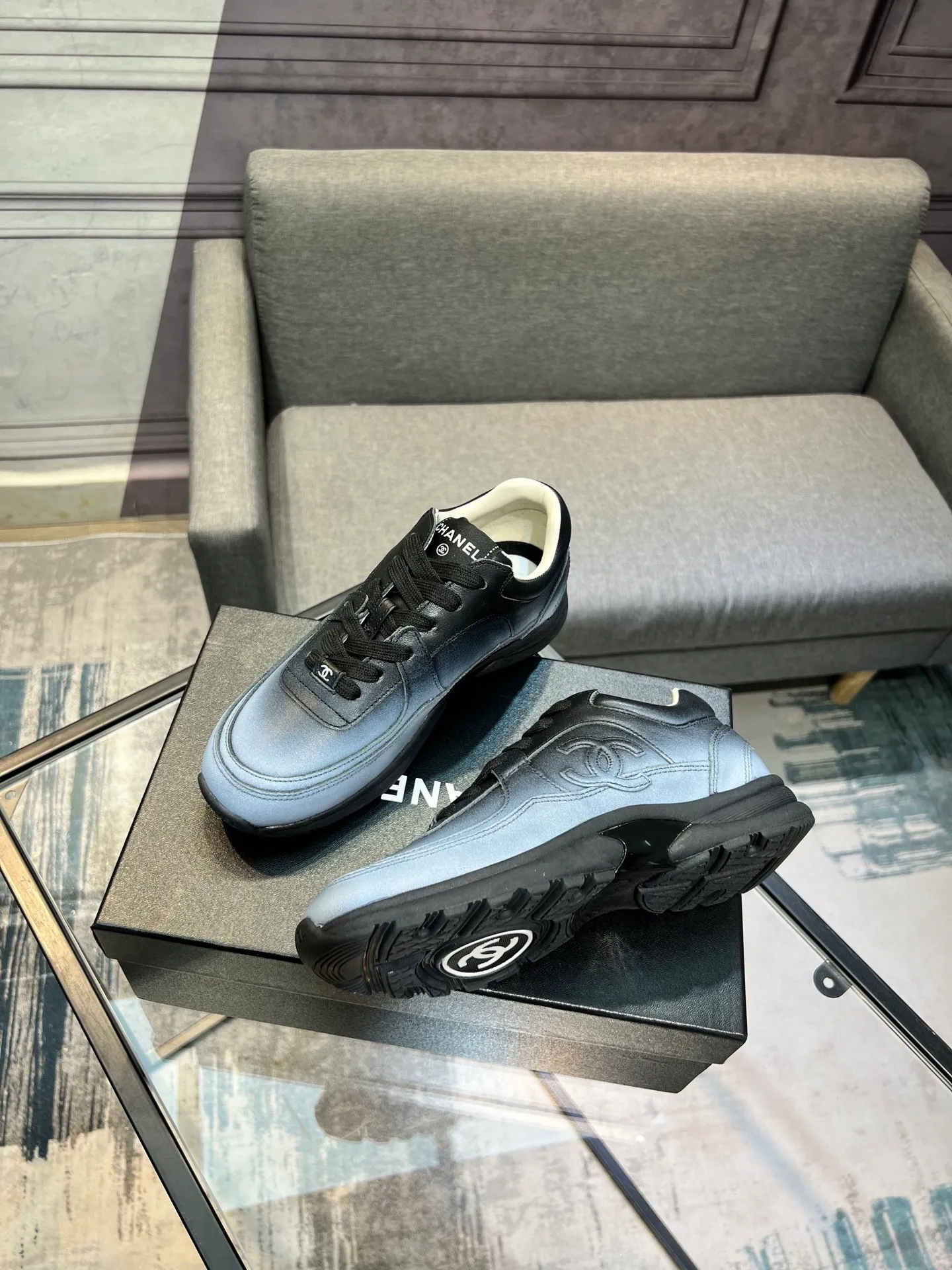 Men's men's shoes 💰660 Exclusive real shot (top version) CHANEL Chanel 2025ss color matching thick-soled casual sports shoes and sneakers. The counter is synchronized. The counter is very popular. A shoe that is very difficult to buy. The most popular thick-soled panda shoes on the Internet. It can be imagined that Xiaoxiang control can't miss it. It has both good looks and comfort. Simple and versatile white shoes. The thick sole increases the height and is super versatile. Close your eyes and wear it. Whoever wears it will look better. Upper: calfskin Lining: imported sheepskin lining Outsole: TPU original outsole Size: 35-44 (customized for women 41 and 40, and 45 for men)